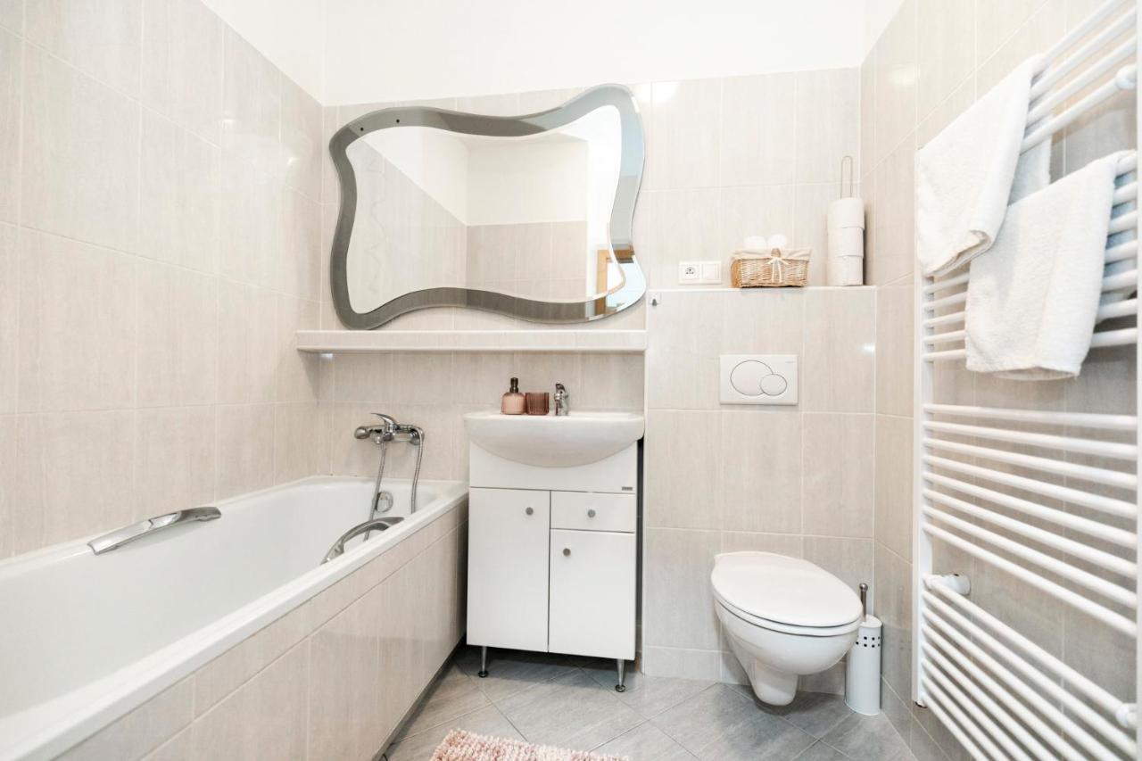 Alure Residences 3 & 24H Self Check-In, Parking In The Garage In The Apartment Building Included, New Building, Terrace, Green Location With A Forest Park With A Lake, Children'S Playground Банска бистрица Екстериор снимка