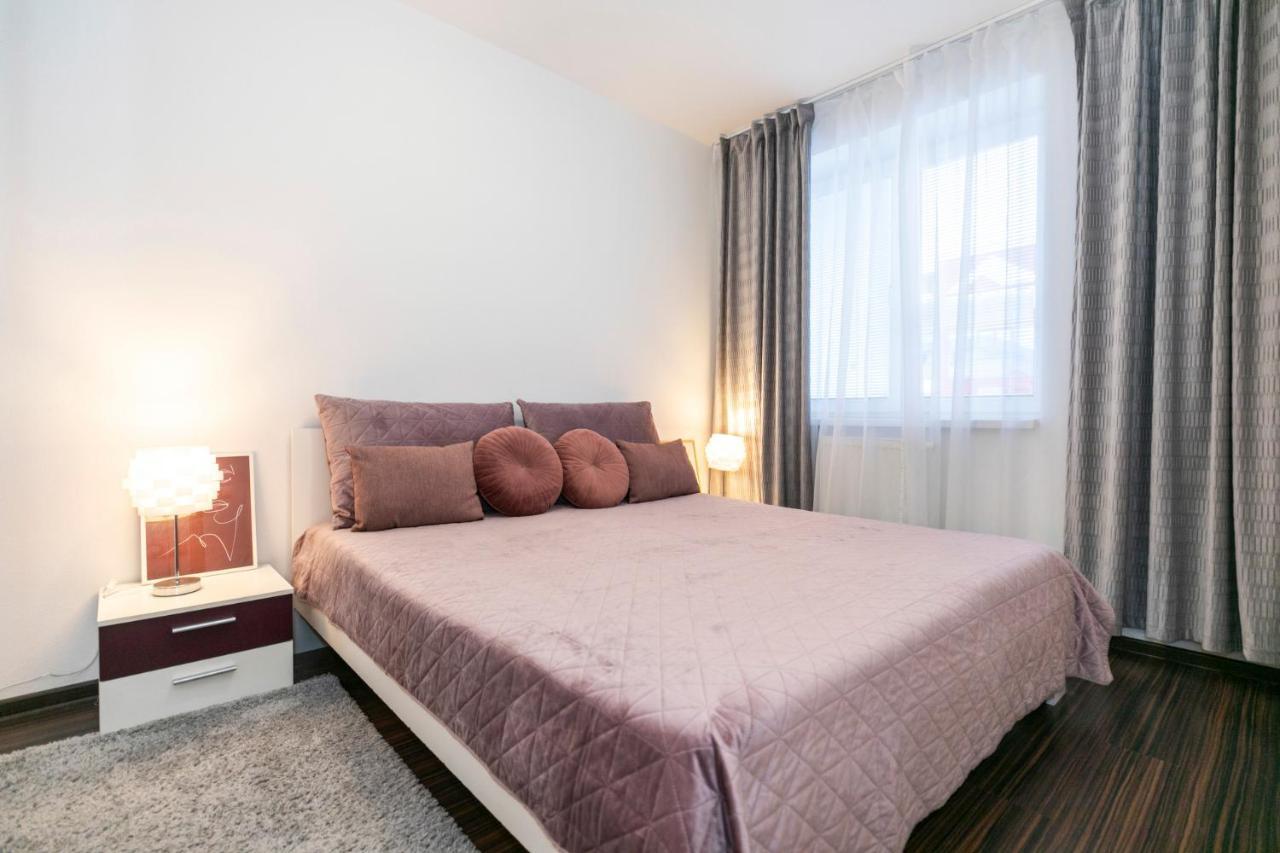 Alure Residences 3 & 24H Self Check-In, Parking In The Garage In The Apartment Building Included, New Building, Terrace, Green Location With A Forest Park With A Lake, Children'S Playground Банска бистрица Екстериор снимка