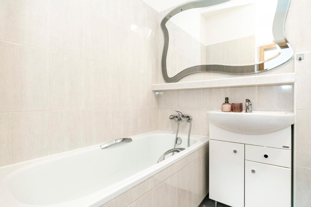 Alure Residences 3 & 24H Self Check-In, Parking In The Garage In The Apartment Building Included, New Building, Terrace, Green Location With A Forest Park With A Lake, Children'S Playground Банска бистрица Екстериор снимка